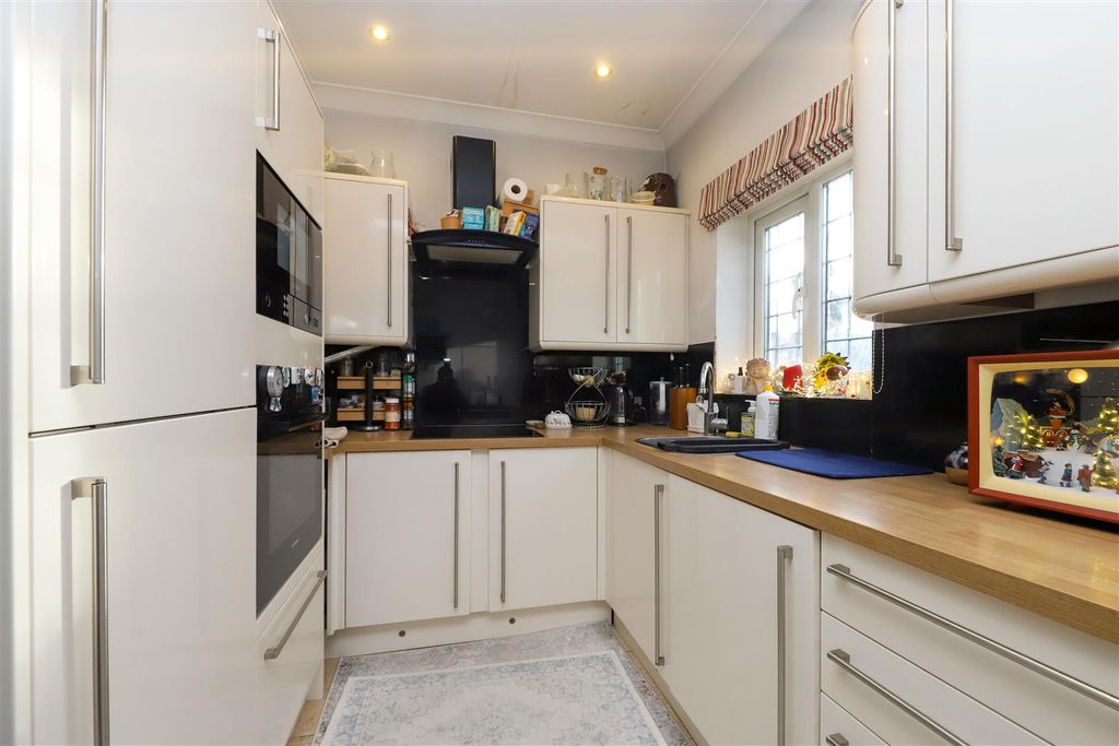 Property photo 2 of 9 Kitchen