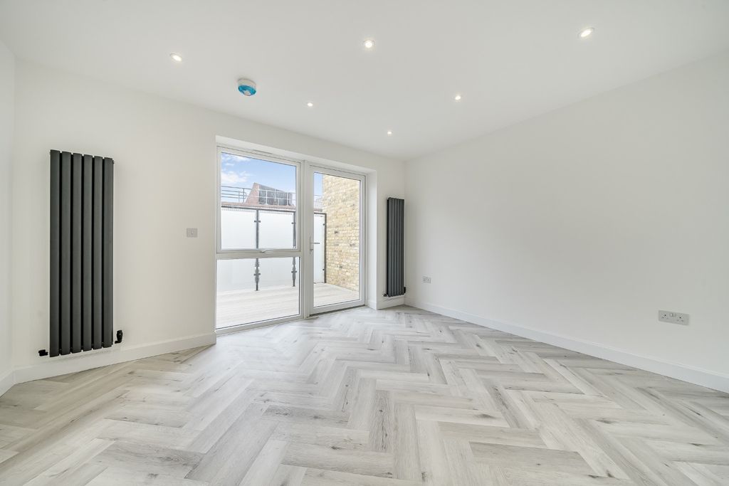 Property photo 2 of 20 4484542