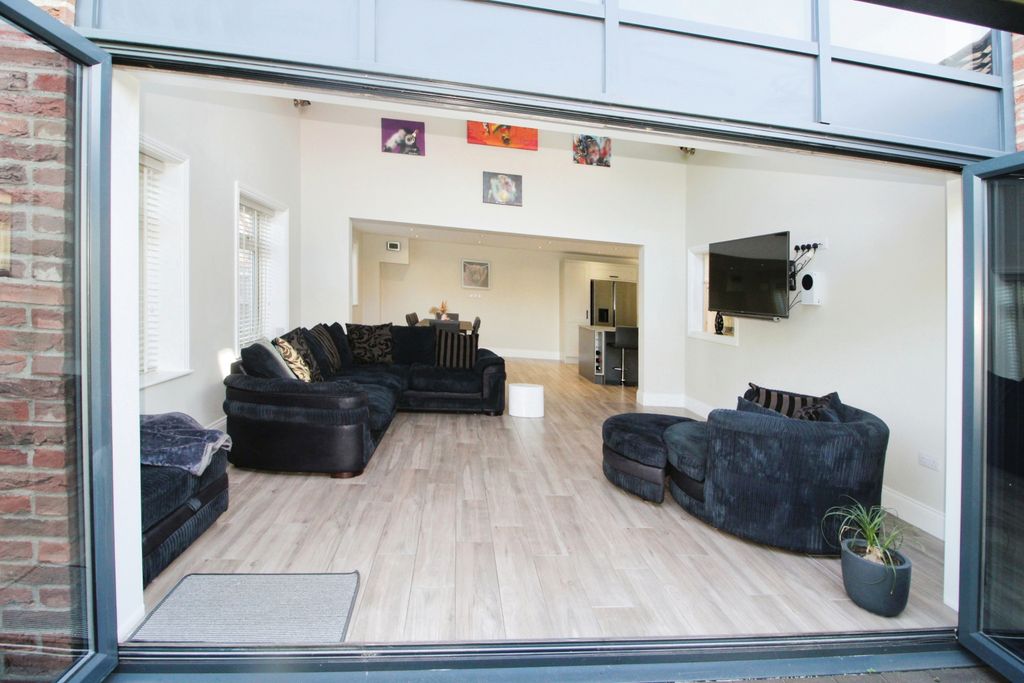 Property photo 2 of 39 Garden Room Through Folding Doors.Jpg