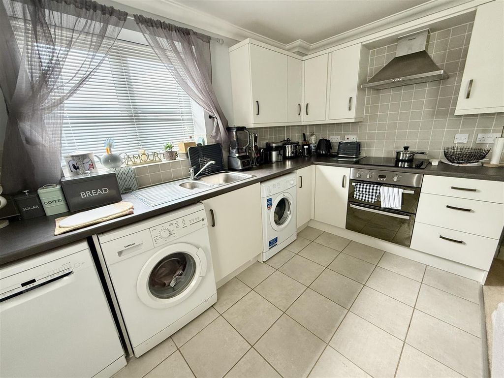 Property photo 3 of 11 Kitchen