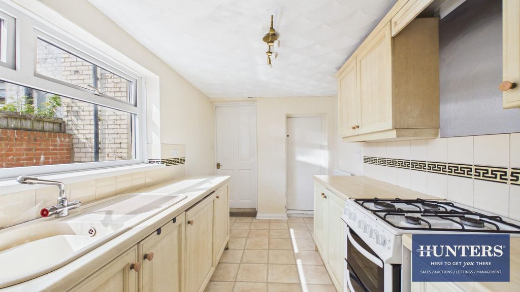 Property photo 3 of 19 Kitchen