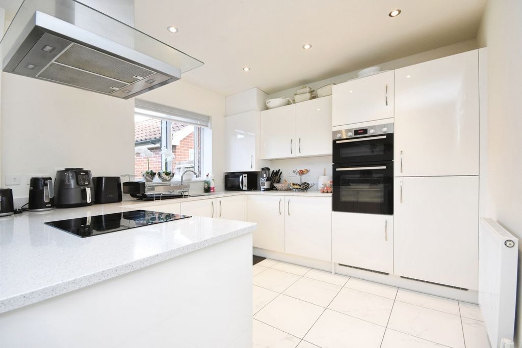 Property photo 3 of 18 Kitchen