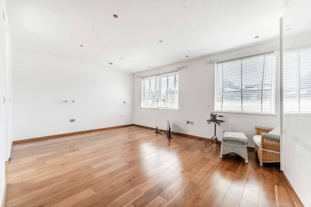Property photo 2 of 39