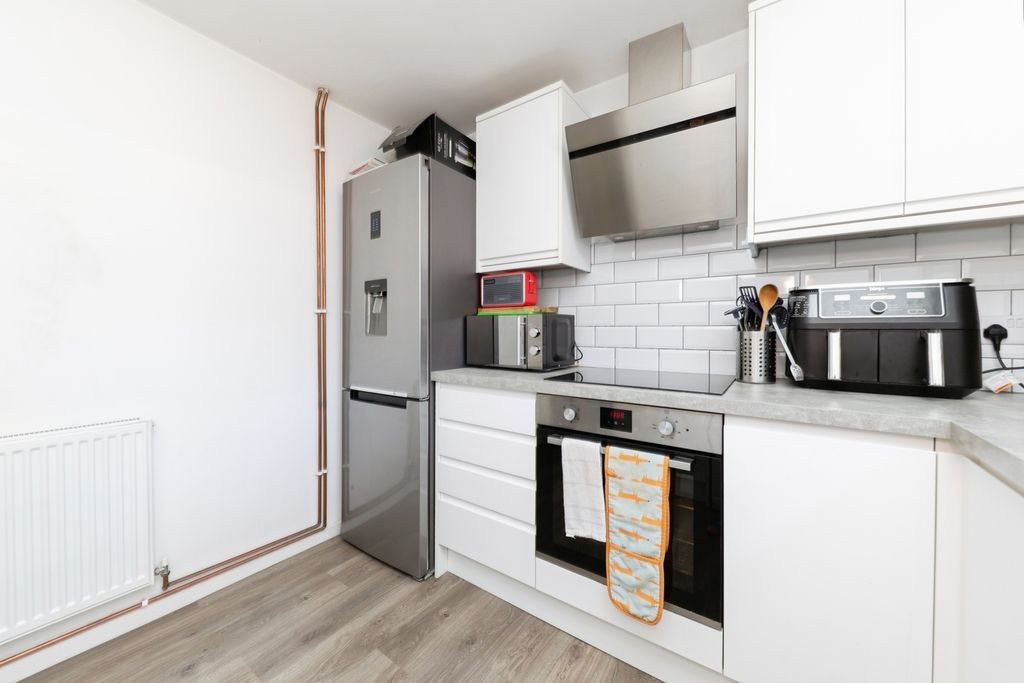 Property photo 3 of 17 Kitchen