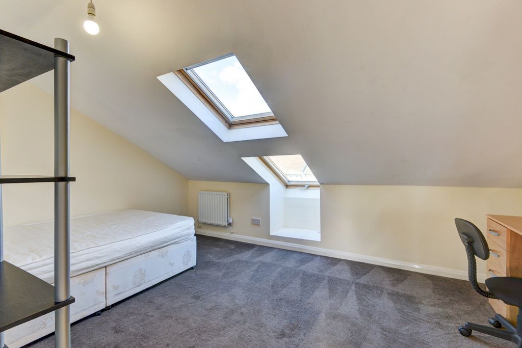 Property photo 1 of 25 Bright Attic Single Bedroom With Skylight Windows,...
