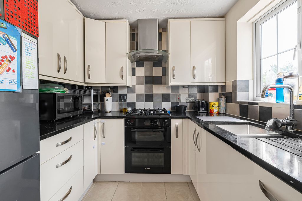 Property photo 3 of 12 Kitchen
