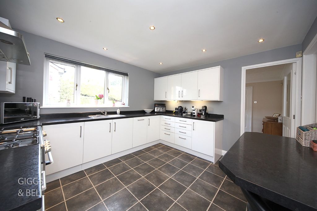Property photo 3 of 31 5276673