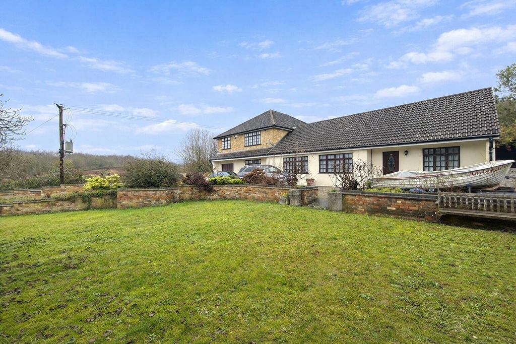 Property photo 3 of 36 Front Garden