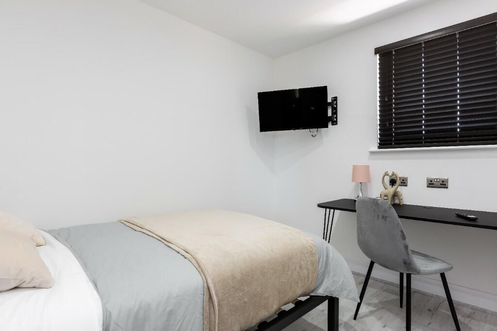 Property photo 2 of 15 A Bright And Tidy Student Bedroom Featuring A Comf...