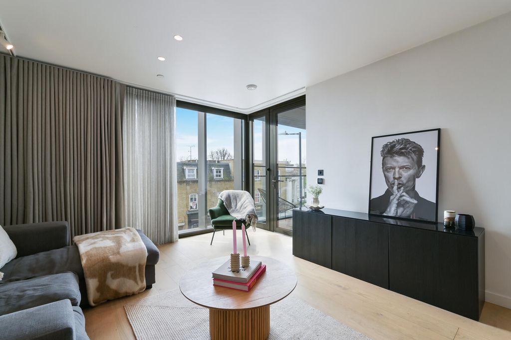 Property photo 2 of 20 Living Room