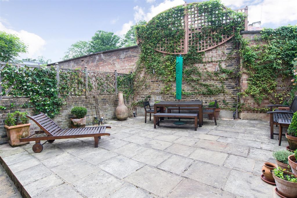 Property photo 2 of 8