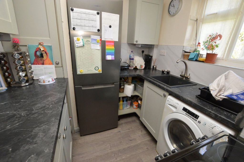 Property photo 3 of 9 Kitchen