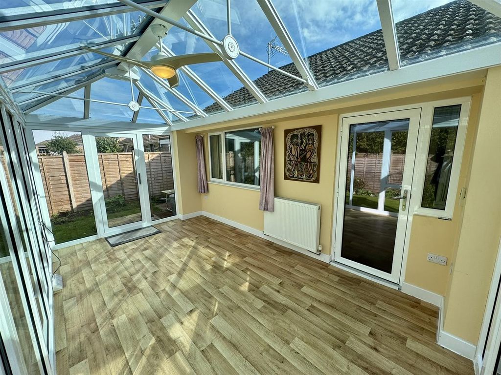 Property photo 3 of 19 Conservatory (1/3)