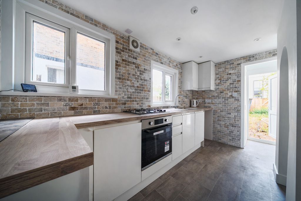 Property photo 3 of 16 1504372-12-6A7B06...