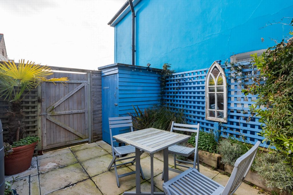 Property photo 2 of 16 Courtyard