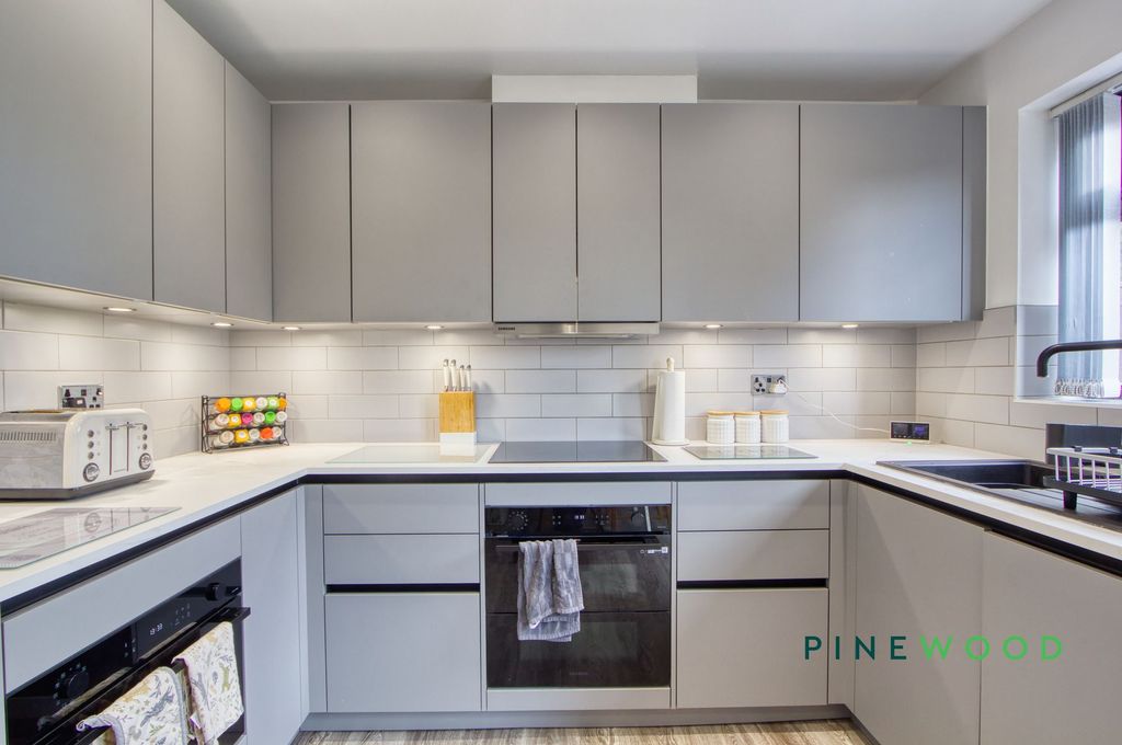 Property photo 2 of 23 Kitchen / Diner