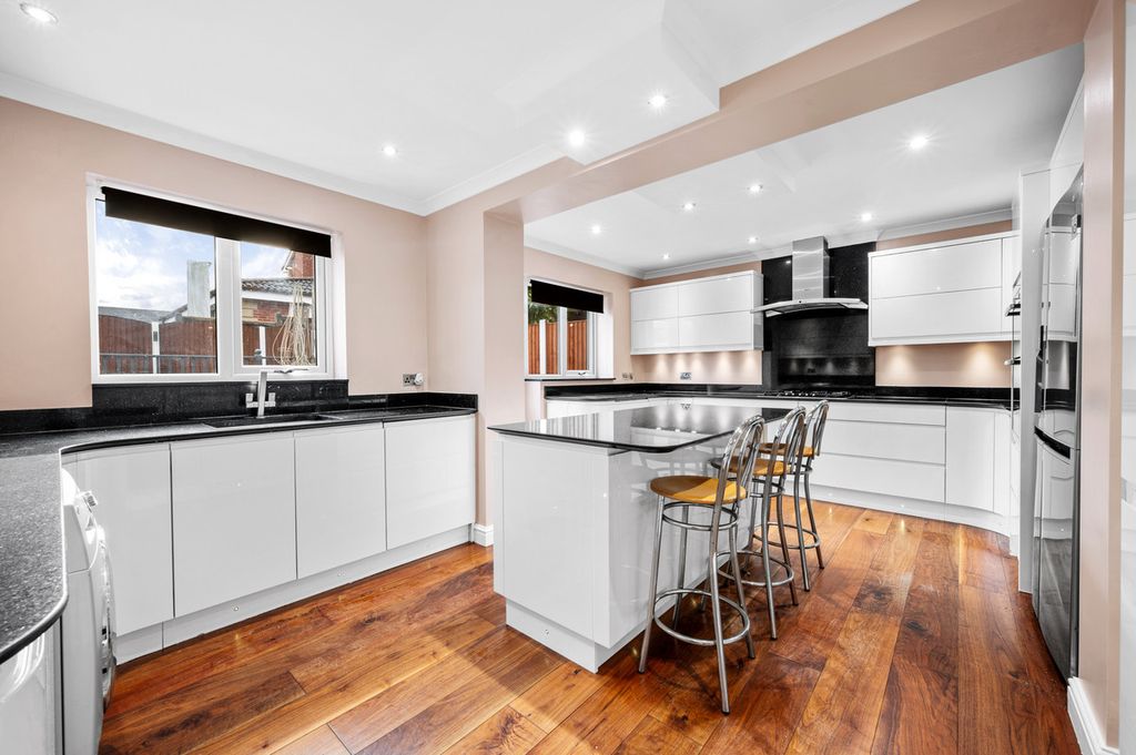 Property photo 2 of 28