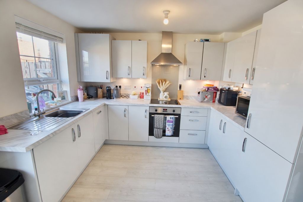 Property photo 3 of 11 Kitchen Diner