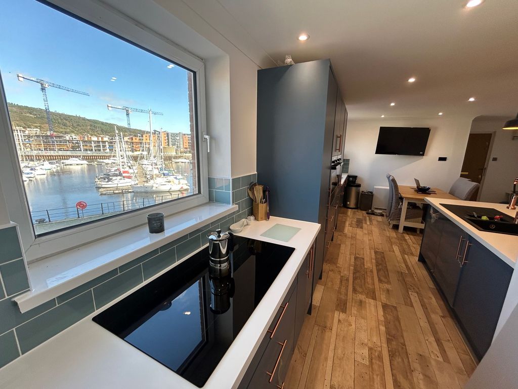 Property photo 2 of 31