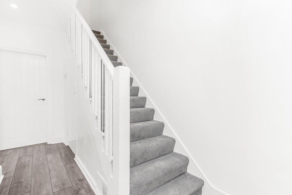 Property photo 2 of 12 Hallway