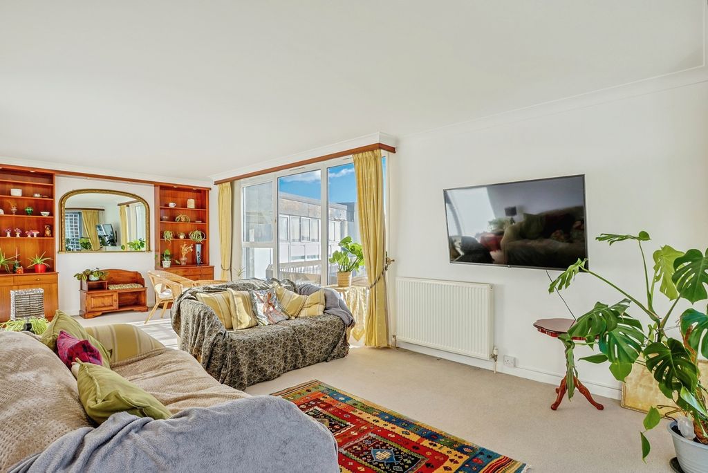 Property photo 3 of 17 Photo