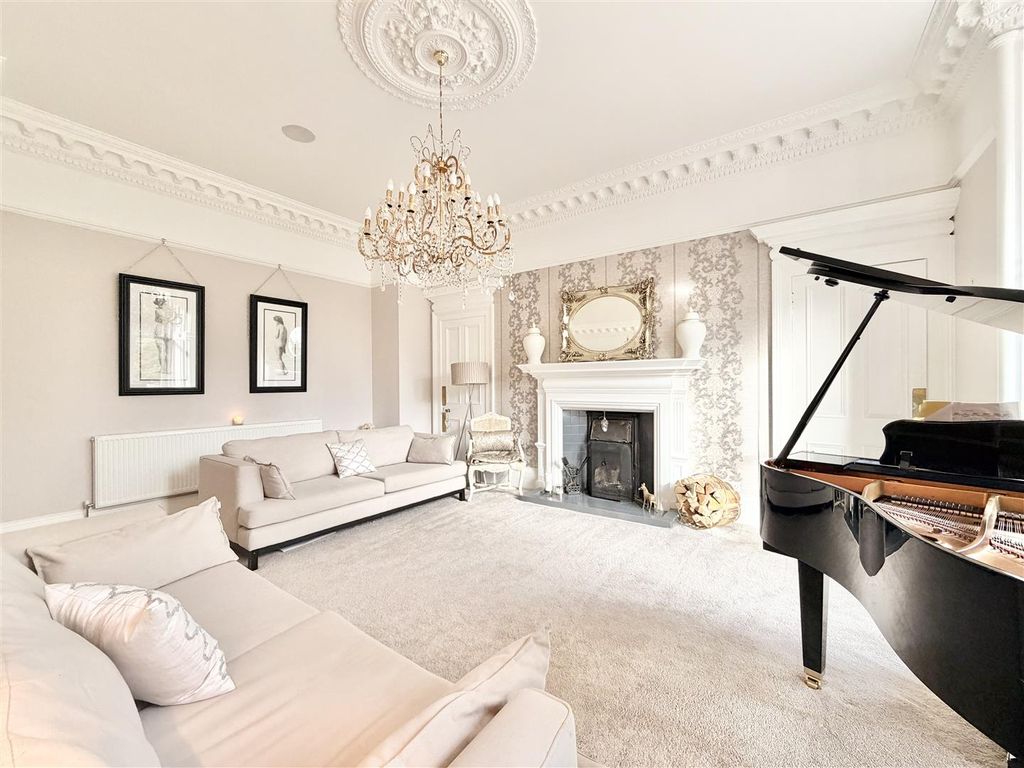 Property photo 3 of 61 Lounge