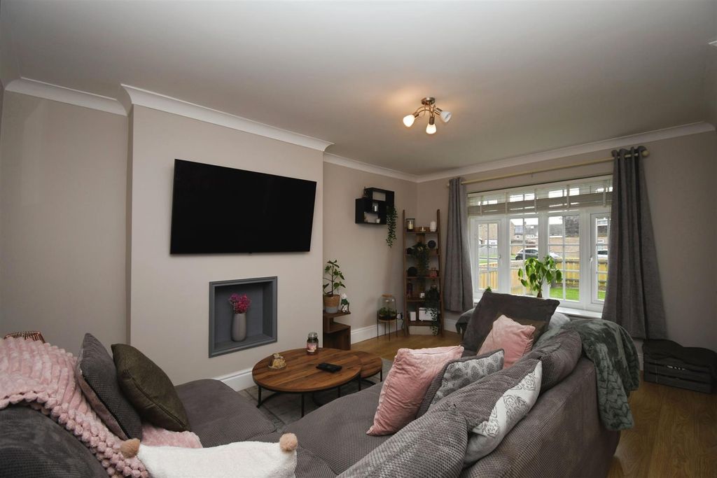 Property photo 2 of 13 Lounge