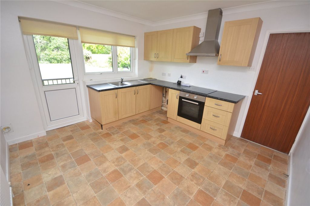 Property photo 2 of 7 Kitchen