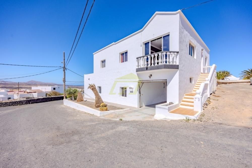 Property photo 2 of 23