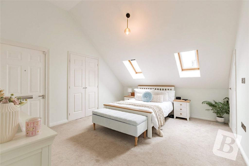 Property photo 2 of 17 Bedroom