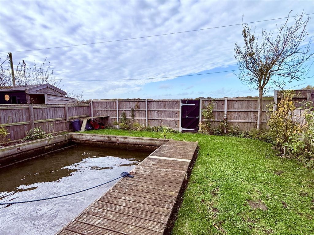 Property photo 3 of 10 Grounds