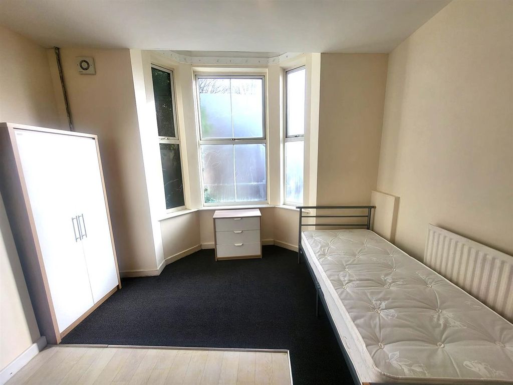 Property photo 3 of 7 Studio Pic 2