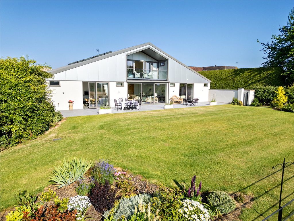 Property photo 2 of 28 Picture No. 14