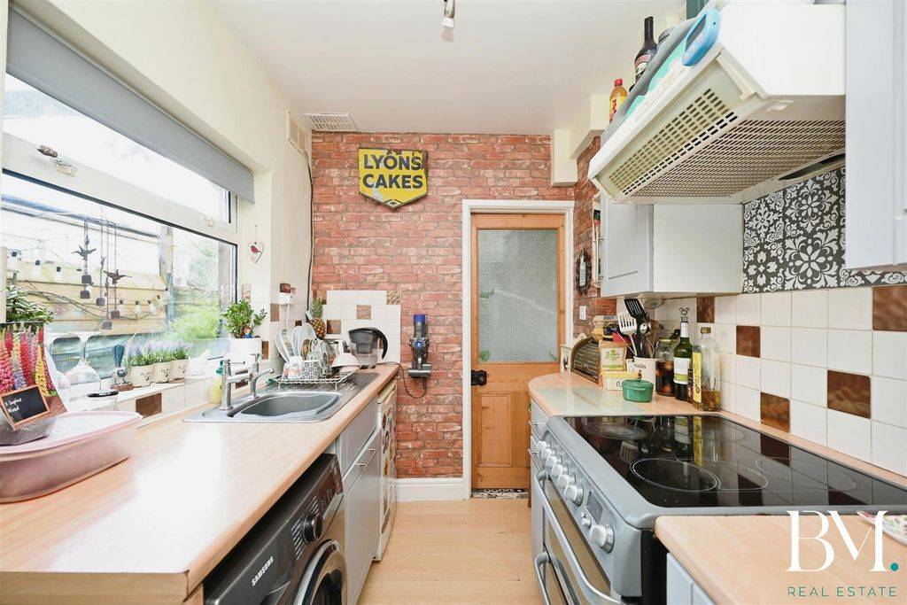Property photo 3 of 16 Kitchen