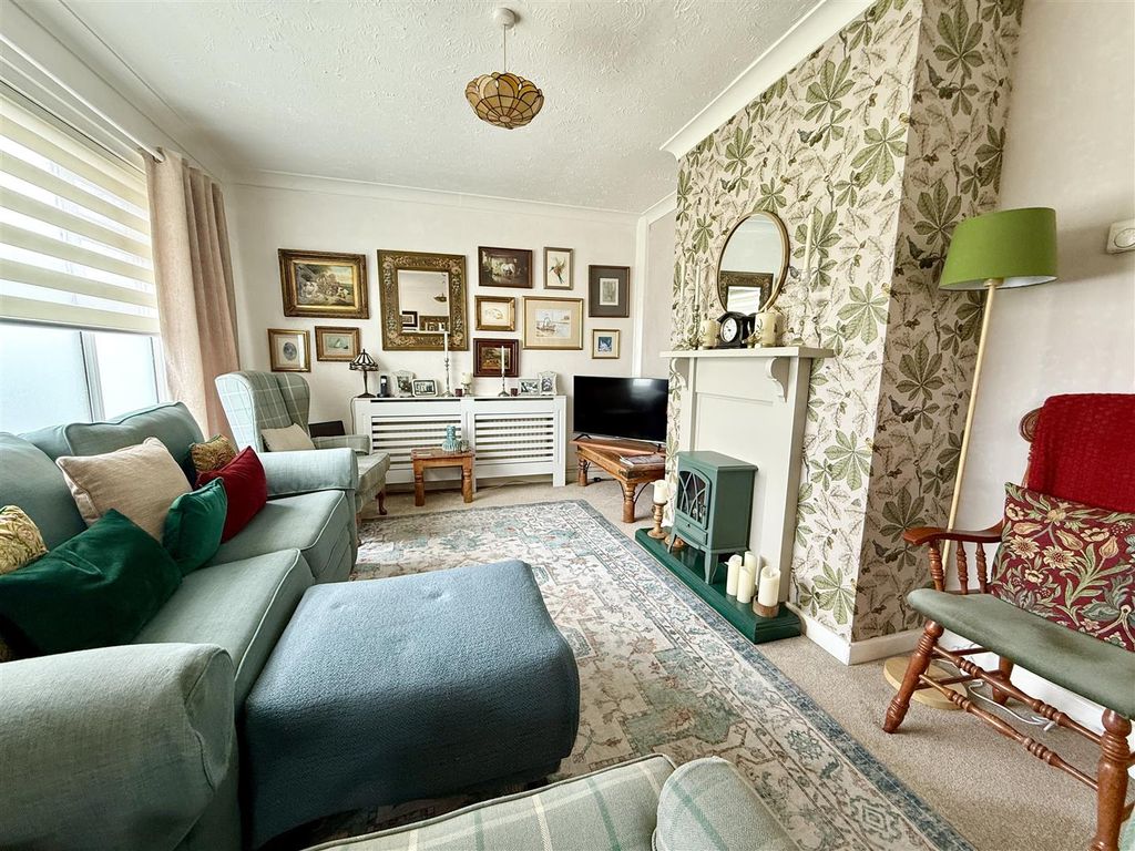 Property photo 3 of 19 Lounge