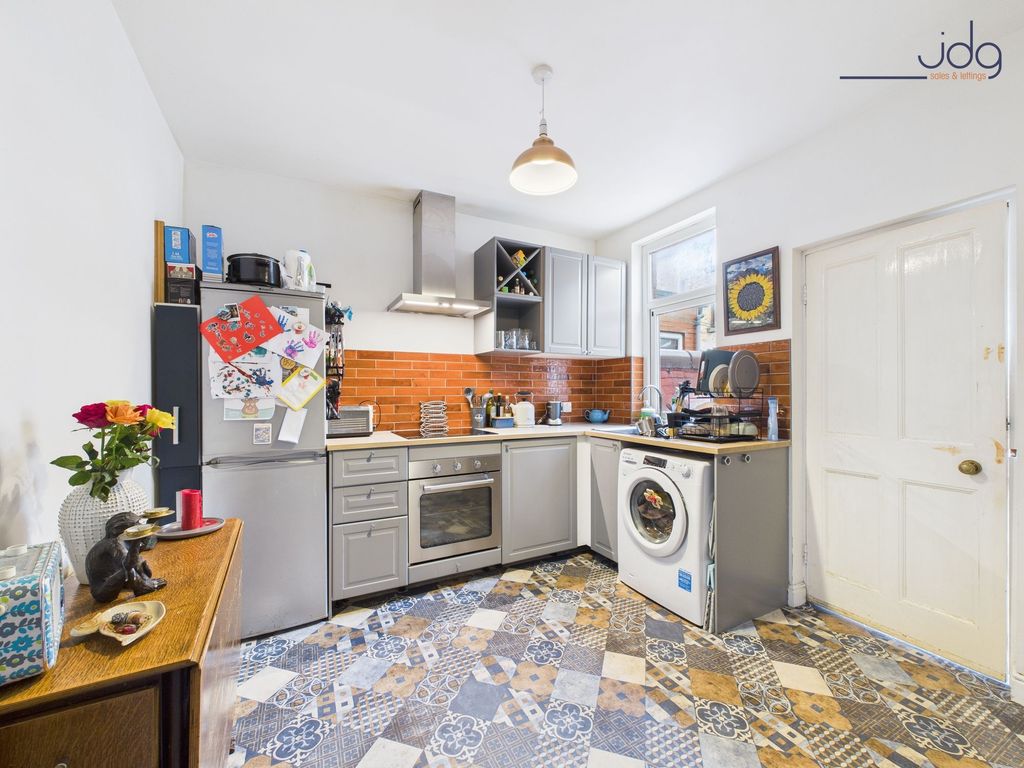 Property photo 3 of 10 Kitchen