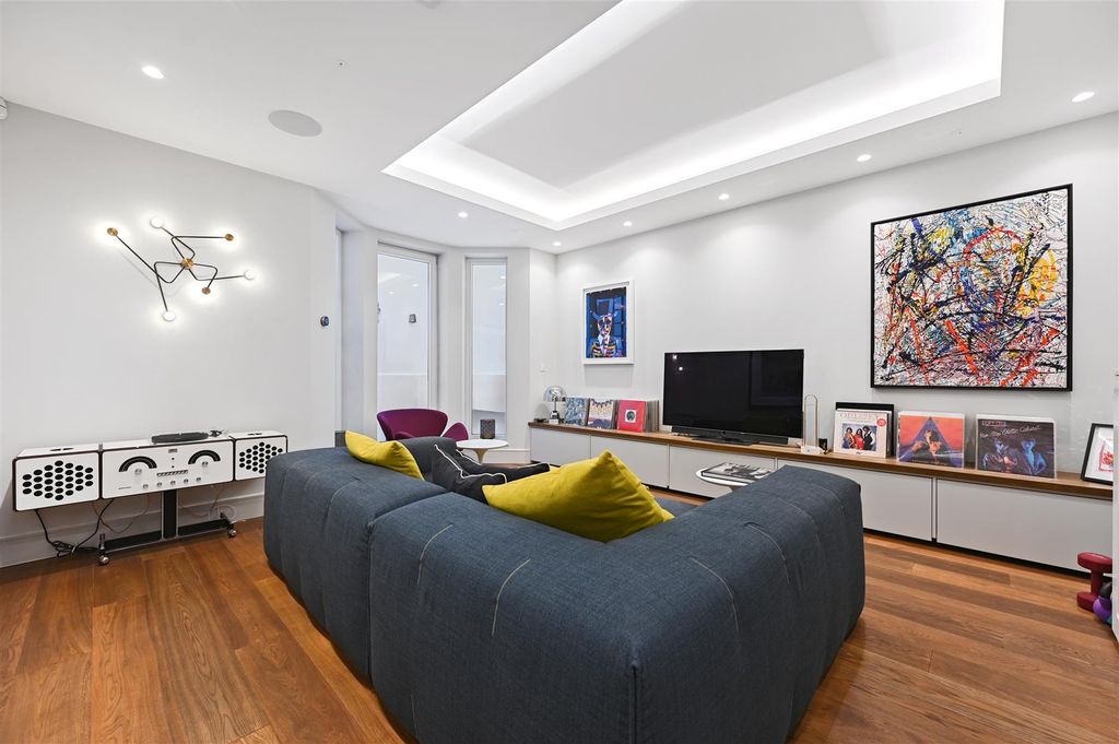 Property photo 3 of 18 Bolingbroke Road