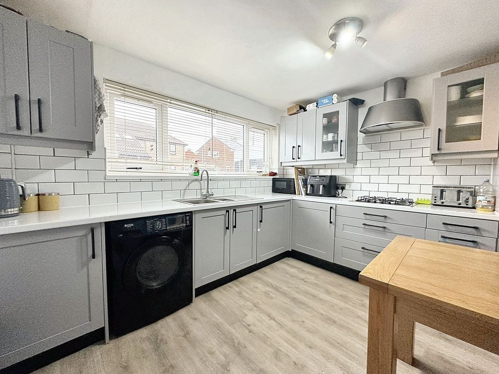 Property photo 2 of 11 Kitchen