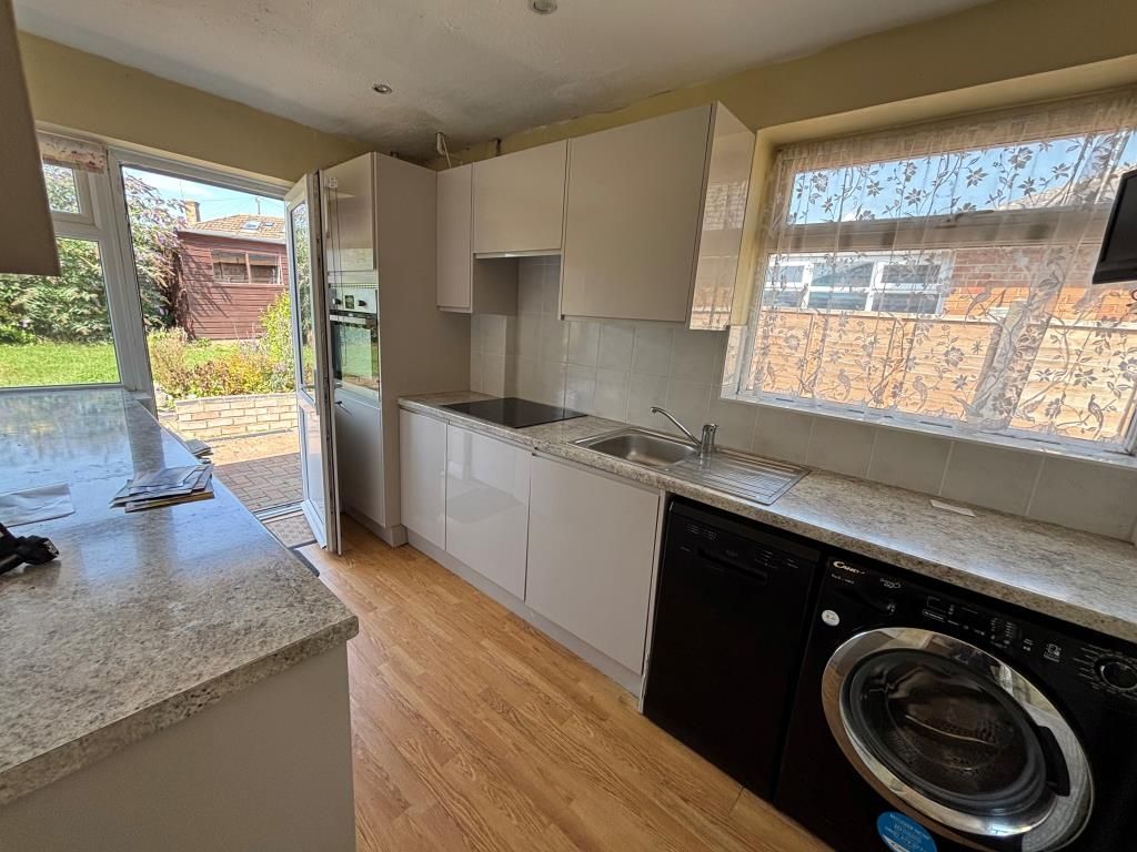 Property photo 3 of 8 Kitchen