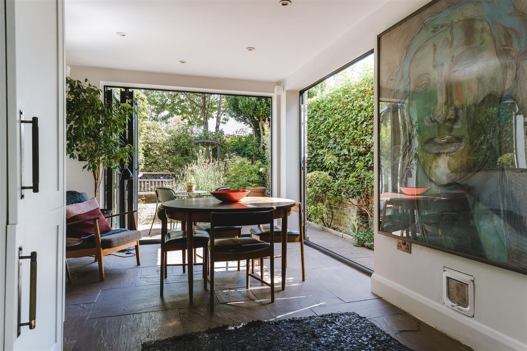 Property photo 2 of 43 Navarino_Road-16.Jpg