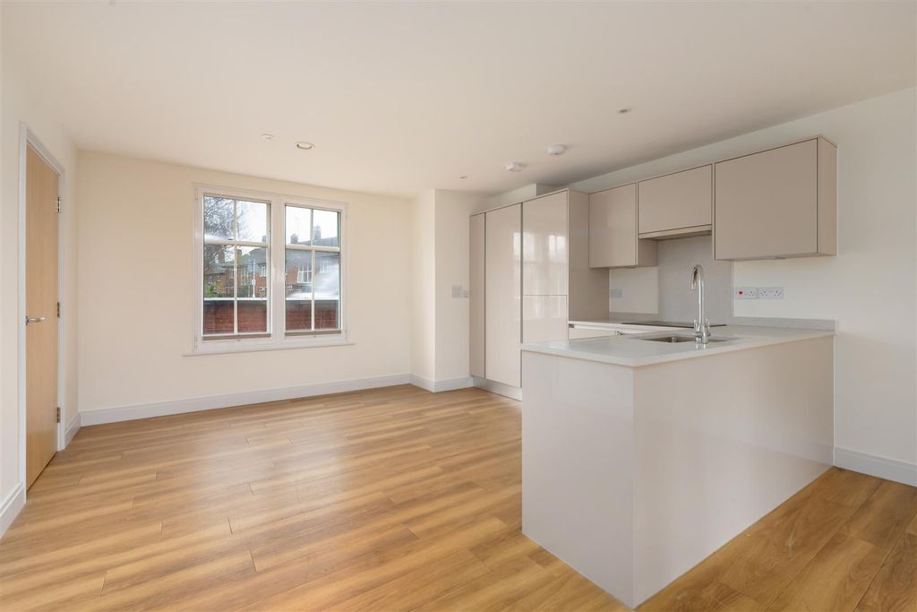 Property photo 2 of 16 Military Road, Canterbury