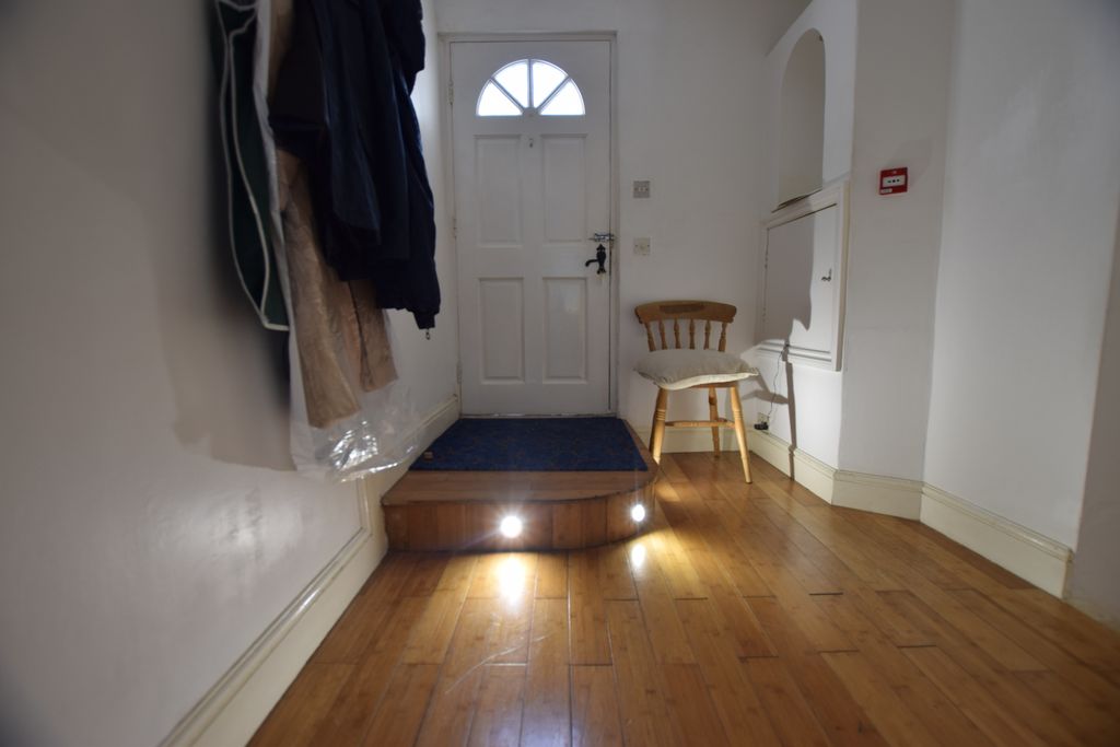 Property photo 2 of 24 Entrance Hall