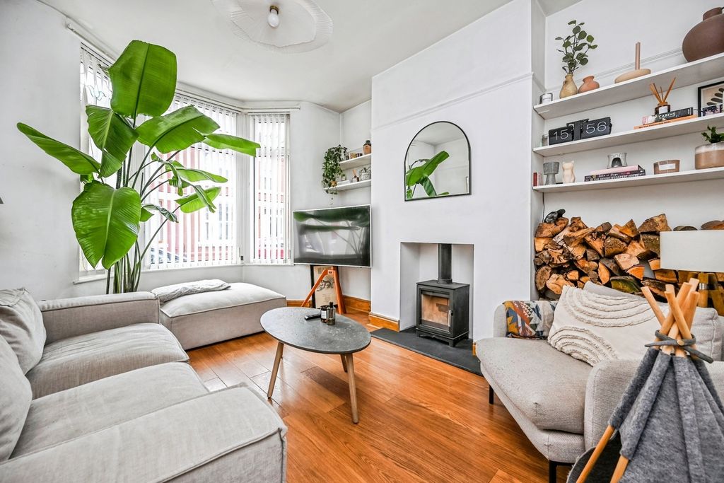 Property photo 2 of 17 Photo