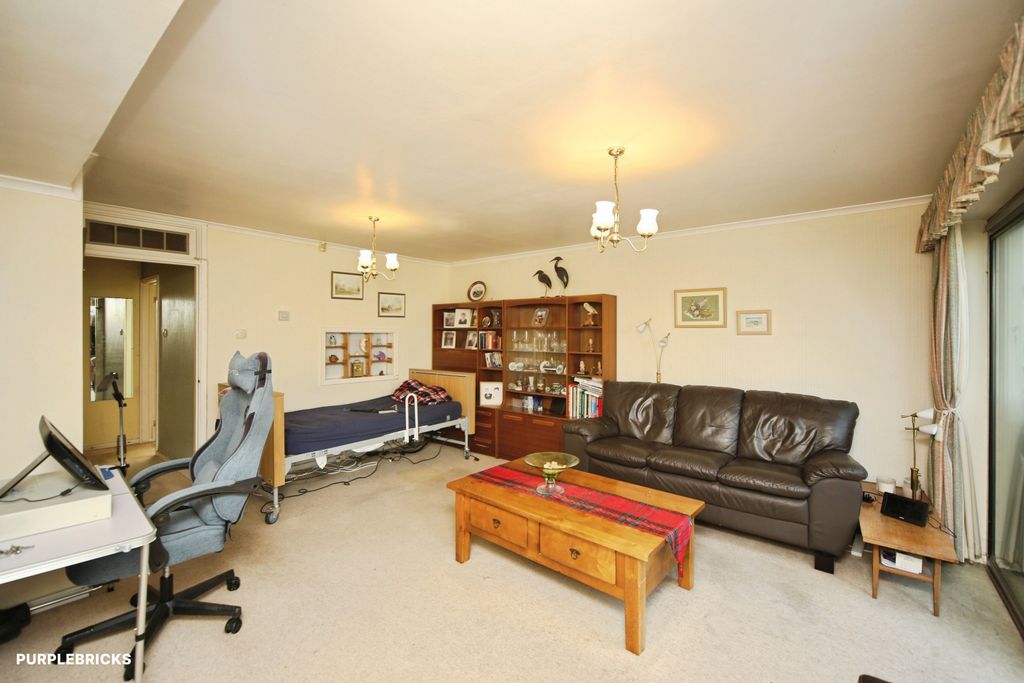 Property photo 2 of 33 Lounge