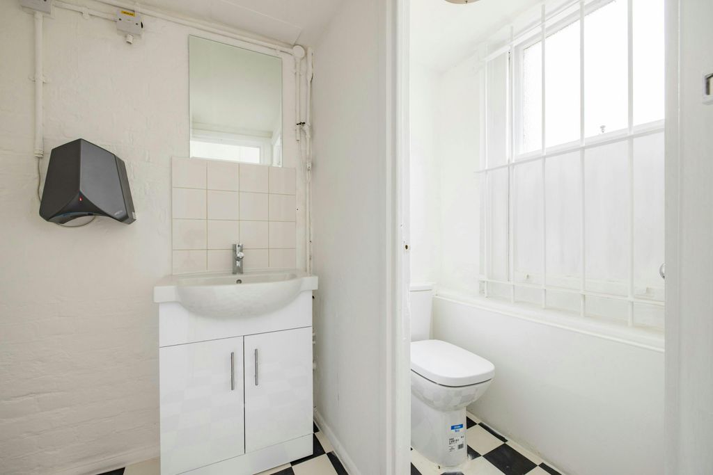 Property photo 3 of 17 4F52E1516c86Fe1899d8654c28c72Ec5172Arlingtonroad10.Jpg