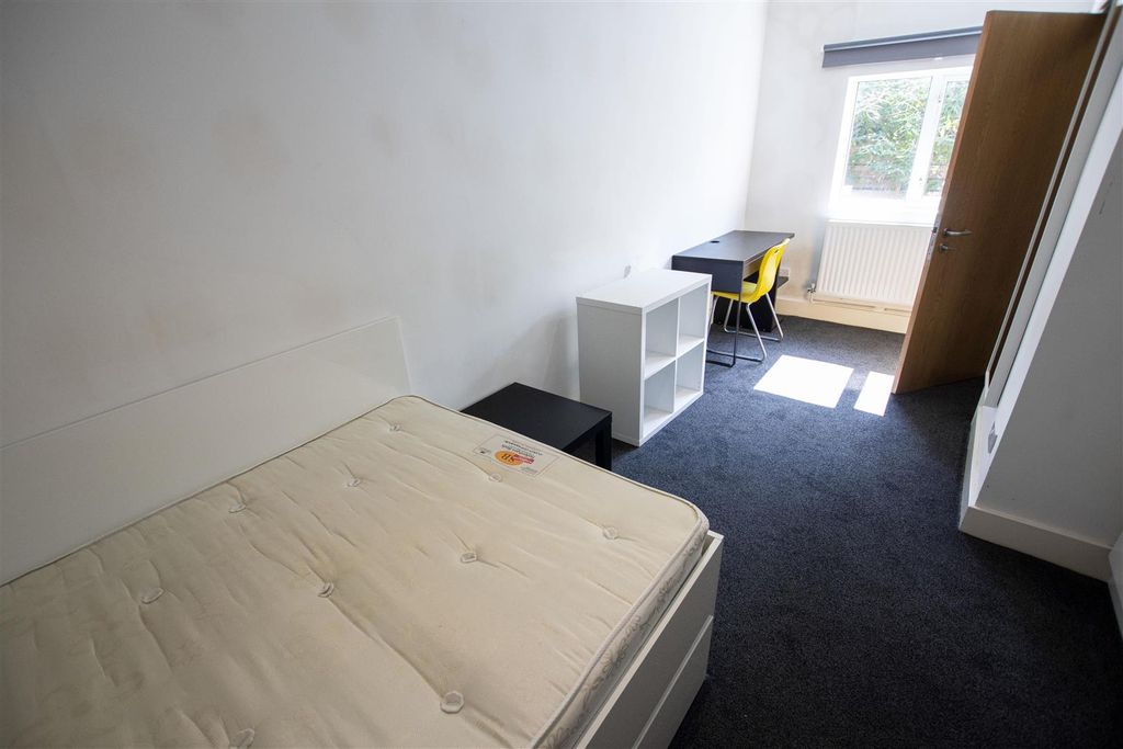 Property photo 3 of 17 Approach