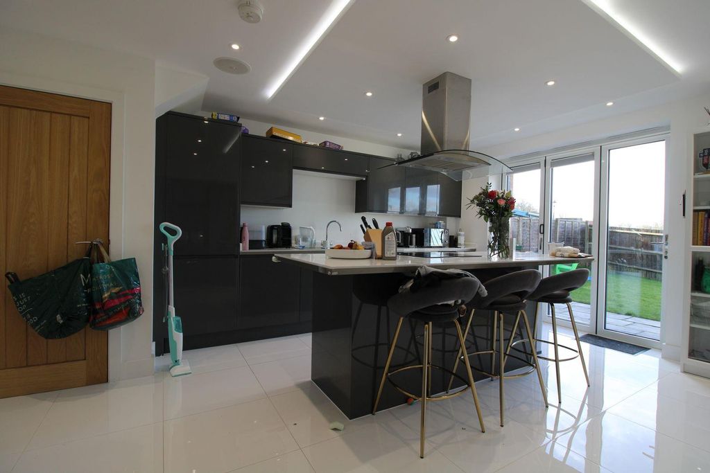 Property photo 2 of 10 Kitchen