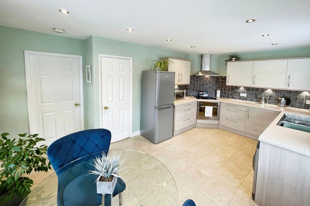Property photo 3 of 18 Dining Kitchen