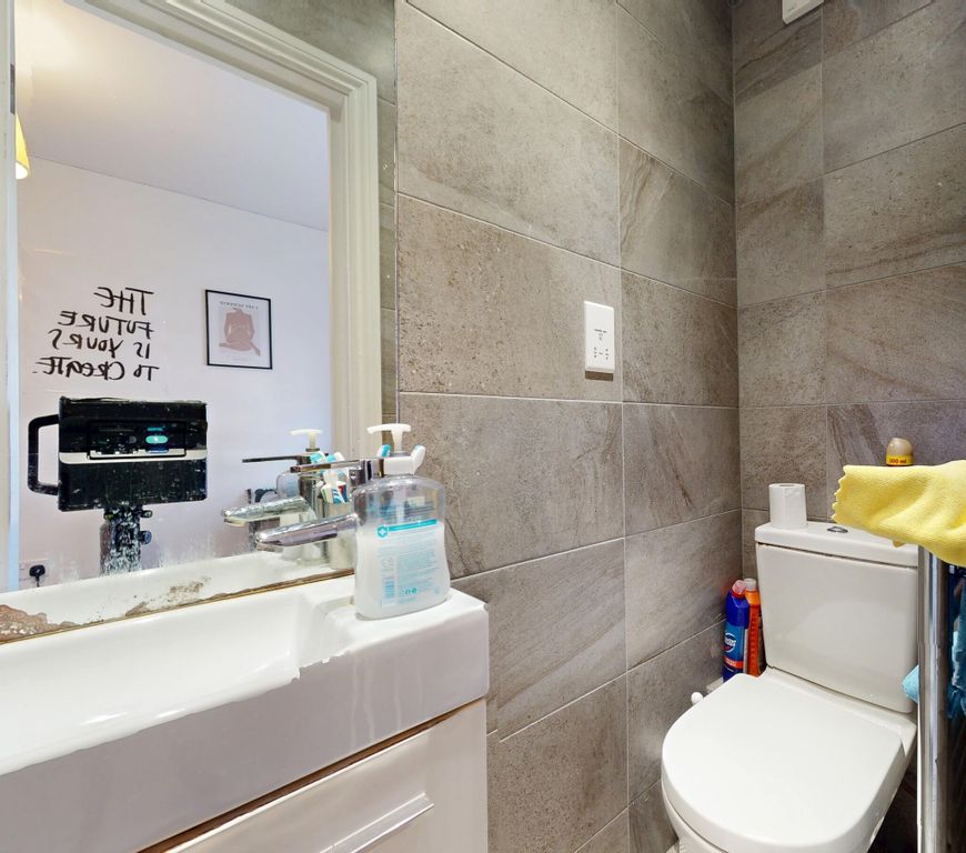 Property photo 2 of 10 Bathroom