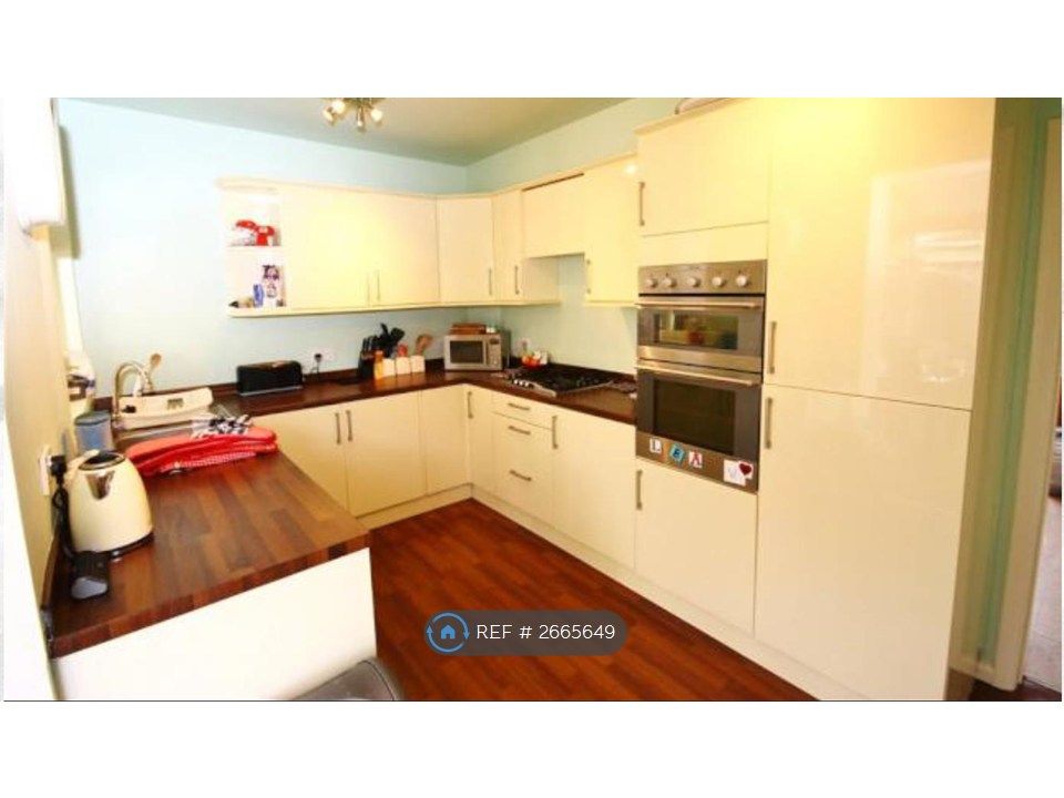 Property photo 2 of 10 Kitchen